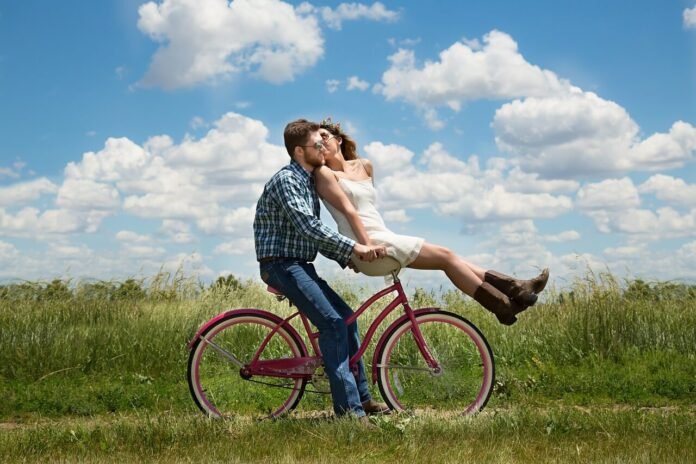laiminga pora važiuoja dviračiu