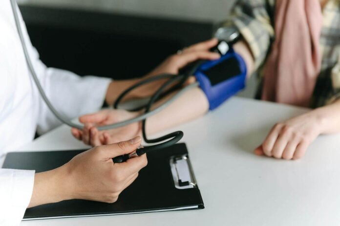 didelis pulsas: asmeniui daktaro tikrinamas pulsas
