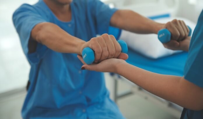 Nugaros skausmai po darbo – kineziterapijos pratimai su svareliais padedantys sumažinti įtampą ir pagerinti laikyseną