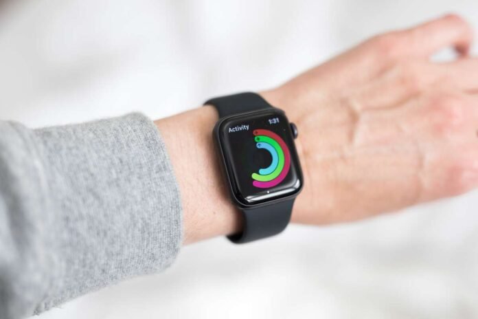 Išmanieji laikrodžiai – Apple Watch rodo aktyvumo sekimo žiedus ant vartotojo riešo