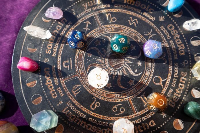 Zodiako ratas su astrologiniais kauliukais ir kristalais – simbolinė vizualizacija rytojaus horoskopo liepos 31 d. įžvalgoms.