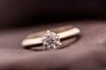 Auksiniai žiedai su deimantais ar be jų – kas populiariausia?