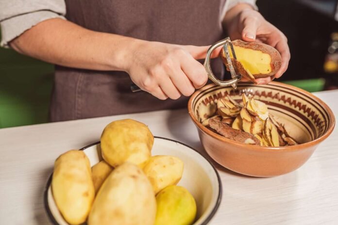 Bulvių lupenos renkamos į dubenį – puikus natūralus trąšų šaltinis daržui